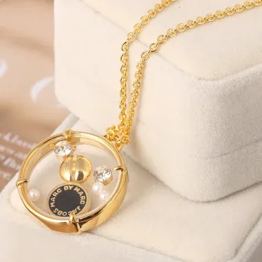 Collier Marc by Marc Jacobs - Disque noir flotant chaîne or — vue 2