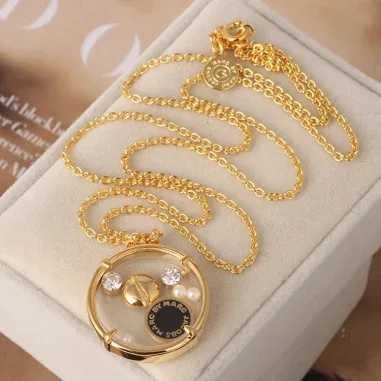 Collier Marc by Marc Jacobs - Disque noir flotant chaîne or — vue 3