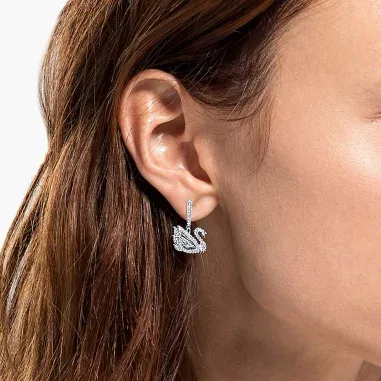 Boucles d'oreilles Swarovski Iconic Swan Lake rhodium — vue 3