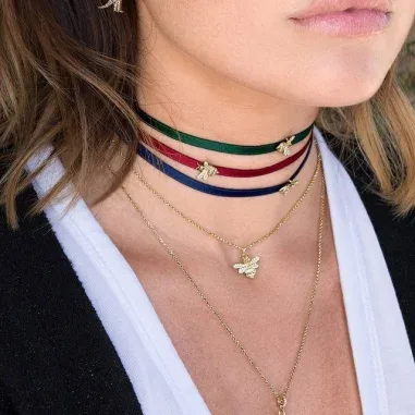 Collier APM Monaco Abeille Plaqué Or et Cristaux — vue 3