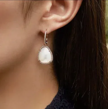 Boucles d'oreilles rectangulaires APM Monaco x Charles Leclerc — vue 2