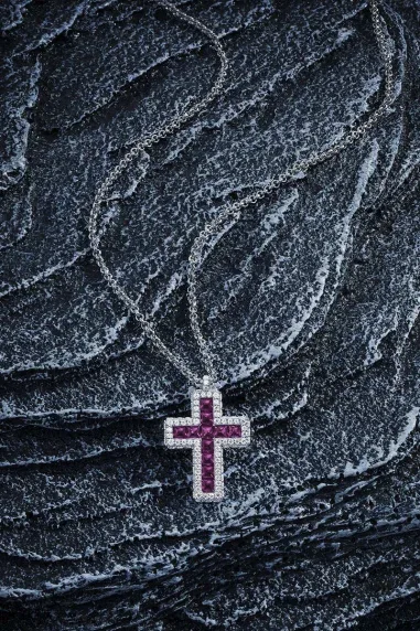 Collier Croix Pavé Fuchsia APM Monaco — vue 4